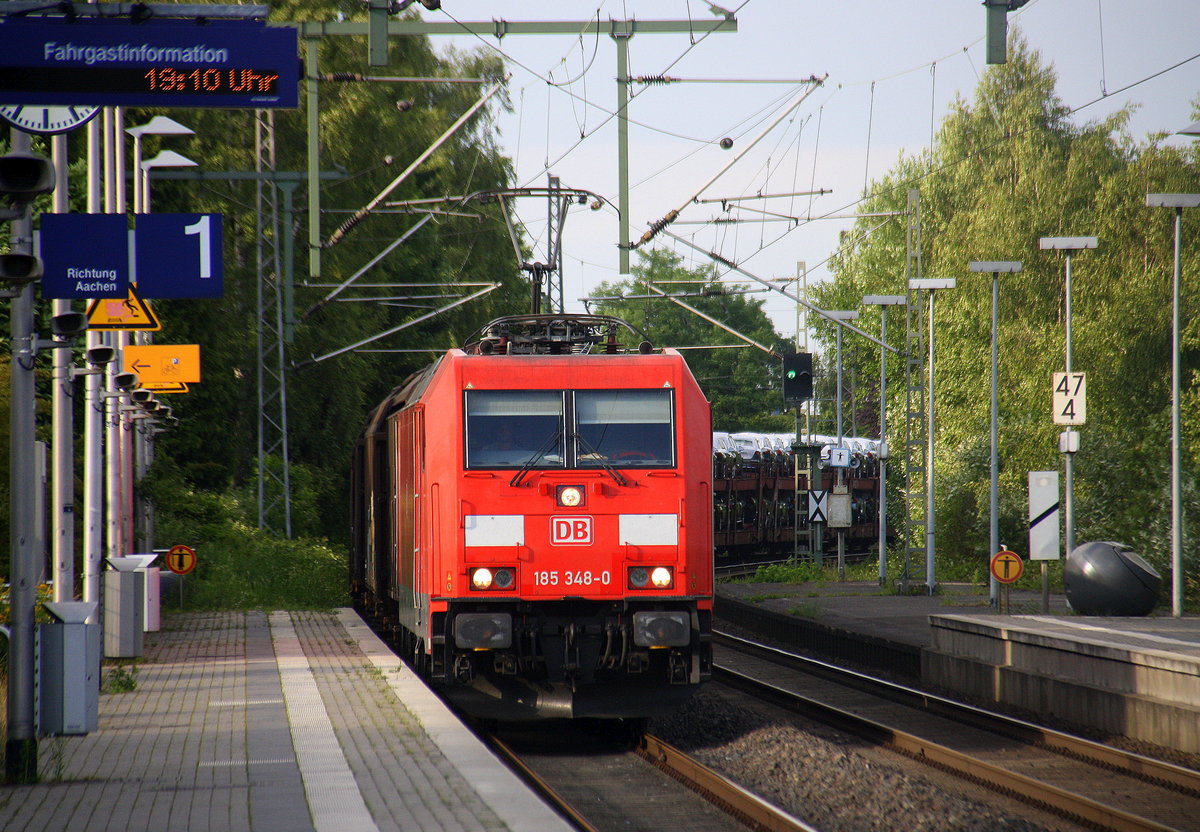 185 348-0 DB kommt mit einem Audi-VW-Skoda-Zug aus Osnabrück nach Kortenberg-Goederen(B) und kommt aus Richtung Mönchengladbach-Hbf,Rheydt-Hbf,Wickrath,Beckrath,Herrath und fährt durch Erkelenz in Richtung Baal,Hückelhoven-Baal,Brachelen,Lindern,Süggerath,Geilenkirchen,Frelenberg,Zweibrüggen,Übach-Palenberg,Rimburg,Finkenrath,Hofstadt,Herzogenrath, Kohlscheid,Richterich,Laurensberg,Aachen-West. 
Aufgenommen vom Bahnsteig 1 in Erkelenz. 
Bei Sommerwetter am Abend vom 7.6.2017.