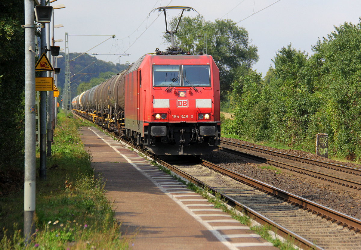 185 348-0 DB kommt mit einem Kesselzug aus Antwerpen-BASF(B) nach Ludwigshafen-BASF(D) und kommt aus Richtung Aachen-West,Aachen-Schanz,Aachen-Hbf,Aachen-Rothe-Erde,Stolberg-Hbf(Rheinland)Eschweiler-Hbf,Langerwehe,Düren,Merzenich,Buir,Horrem,Kerpen-Köln-Ehrenfeld,  Köln-West,Köln-Süd,Köln-Eifeltor,Hürth,Brühl,Sechtem,Bornheim,Roisdorf bei Bornheim,Bonn-Hbf,Bad-Godesberg,Rolandseck,Remagen,Sinzig,Bad Breisig,Brohl-Lützing und fährt durch Namedy in Richtung Andernach,Weißenthurm,Urmitz,Koblenz-Lützel,Koblenz. 
Aufgenommen vom Bahnsteig 2 in Namedy.
 Bei Sommerwetter am Nachmittag vom 17.8.2018. 
