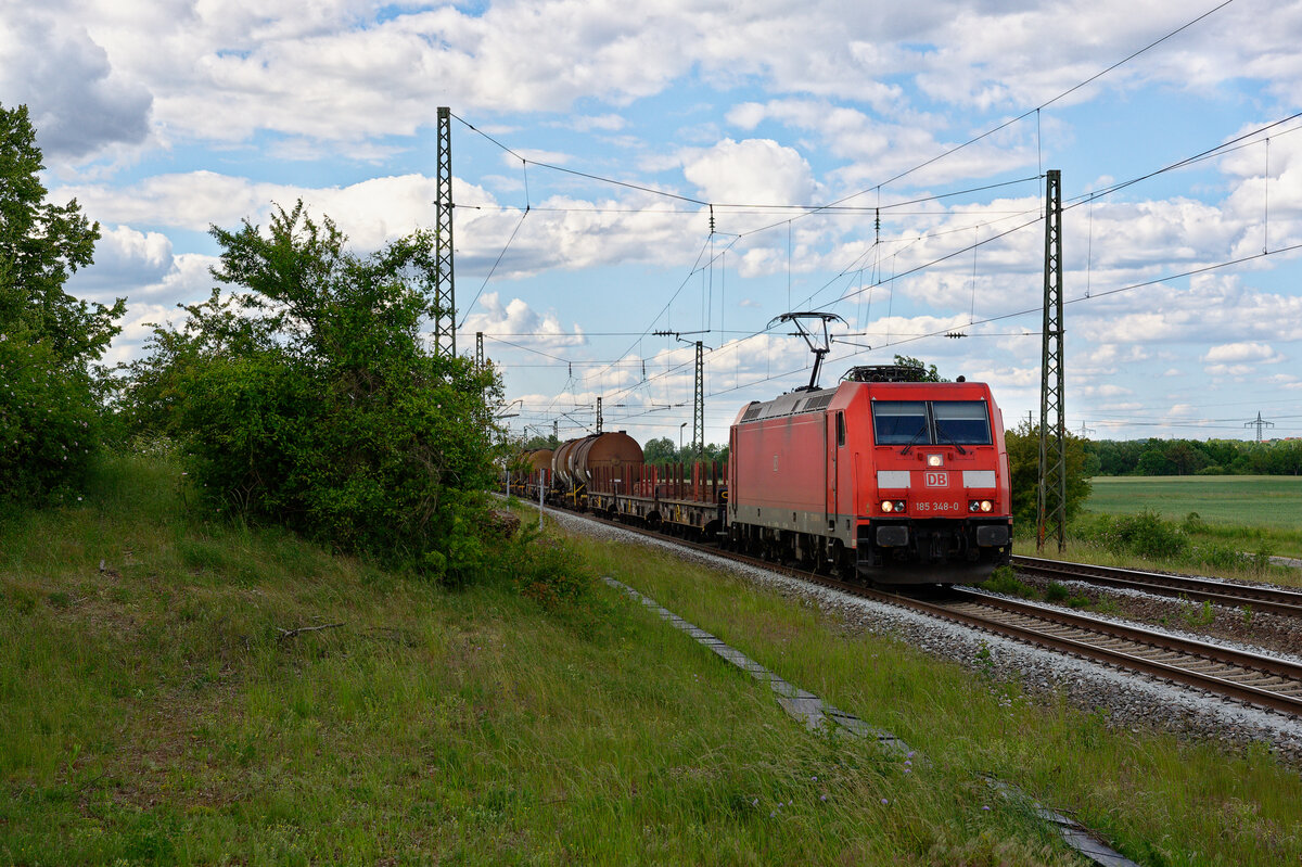 185 348 mit einem gemischten Güterzug bei Eggolsheim Richtung Nürnberg, 29.05.2020