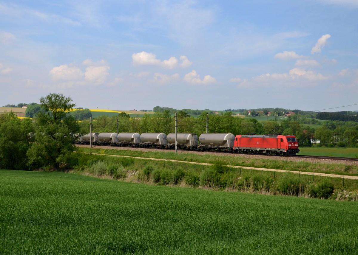 185 348 mit einem Gterzug am 09.05.2013 bei Taufkirchen an der Pram.