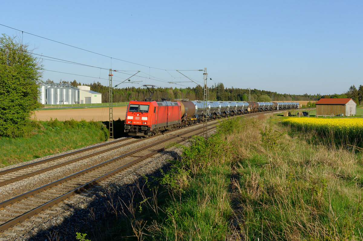 185 348 mit einem Kesselwagenzug bei Batzhausen Richtung Nürnberg, 23.04.2020