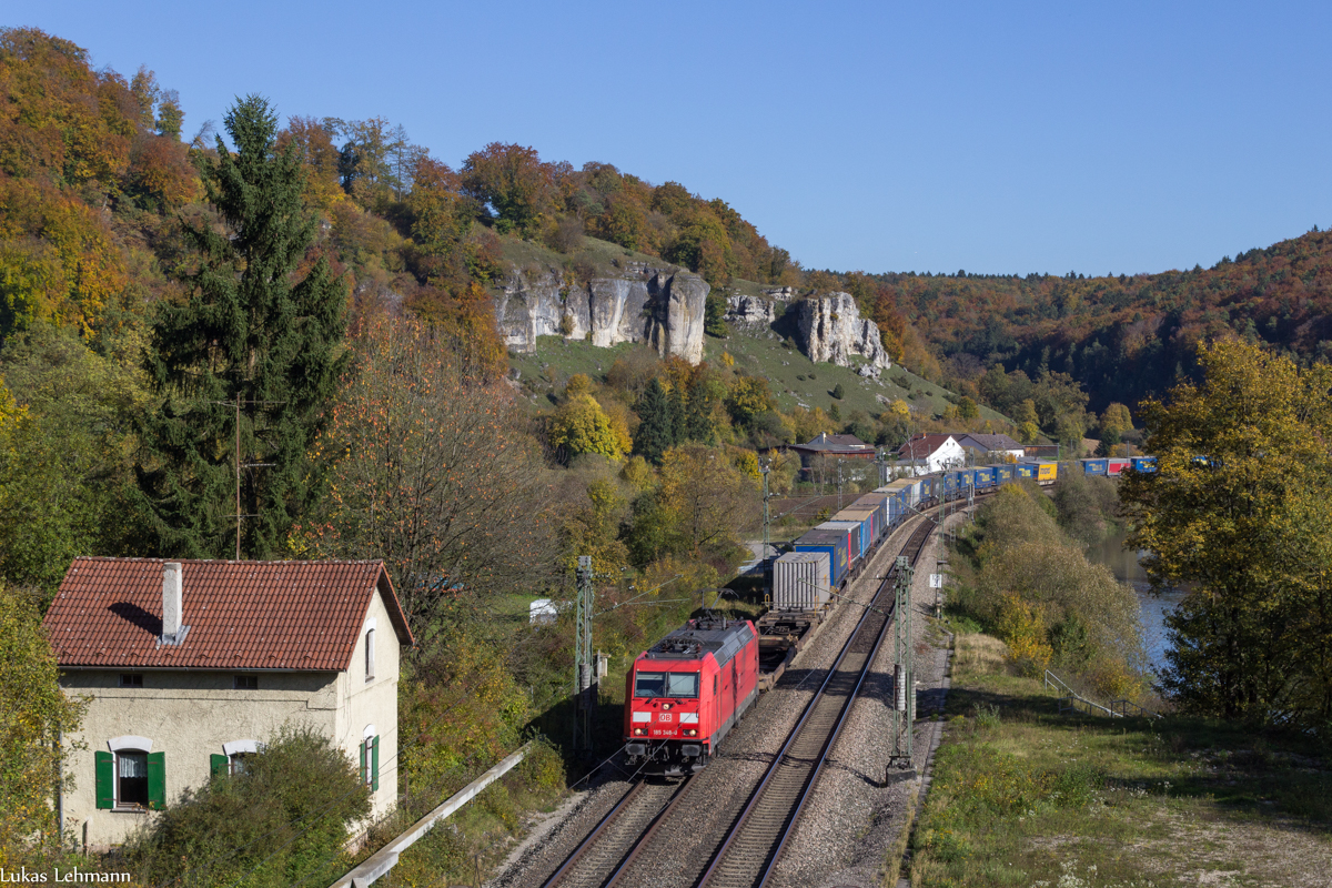 185 348 mit einem KLV Zug durch Hagenacker Richtung Treuchtlingen, 14.10.17