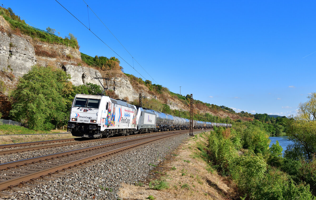 185 349 + 187 074 mit einem Kesselzug am 24.08.2022 bei Himmelstadt.