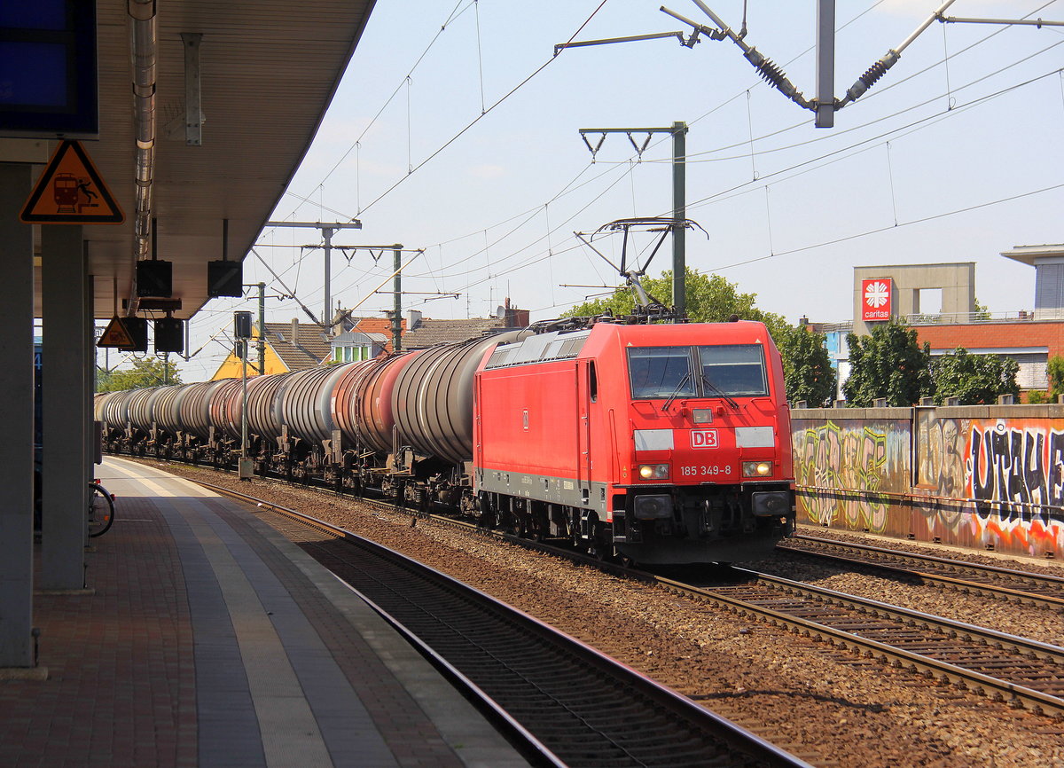 185 349-8 DB kommt  mit einem Ölzug aus Antwerpen-Petrol(B) nach Basel(CH) und kommt aus Richtung Aachen-West,Aachen-Schanz,Aachen-Hbf,Aachen-Rothe-Erde,Stolberg-Hbf(Rheinland)Eschweiler-Hbf,Langerwehe,Düren,Merzenich,Buir,Horrem,Sindorf,Kerpen und fährt durch Köln-Ehrenfeld,Köln-West,Köln-Süd. 
Aufgenommen vom Bahnsteig 3 in Köln-Ehrenfeld. 
Bei Sommerwetter am Mittag vom 26.7.2018. 