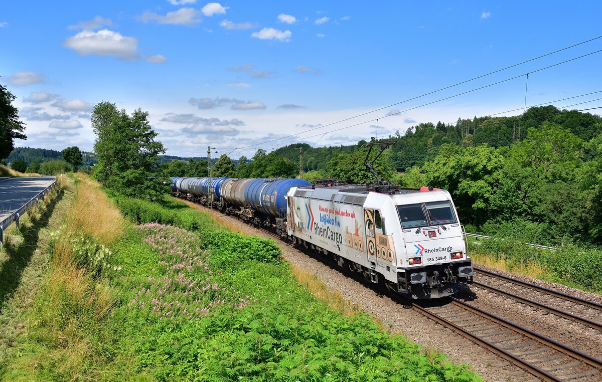 185 349 mit einem Kesselzug am 08.07.2021 bei Sandbach. 