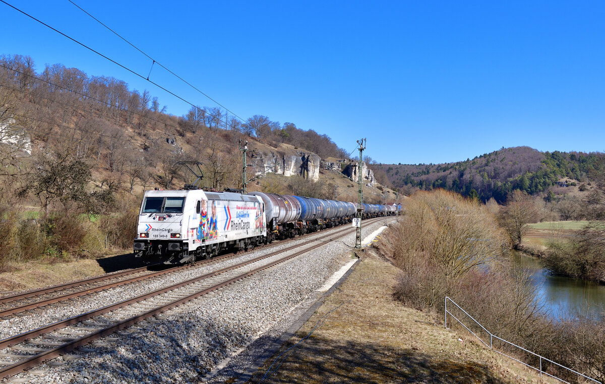 185 349 mit einem Kesselzug am 22.03.2022 bei Hagenacker.