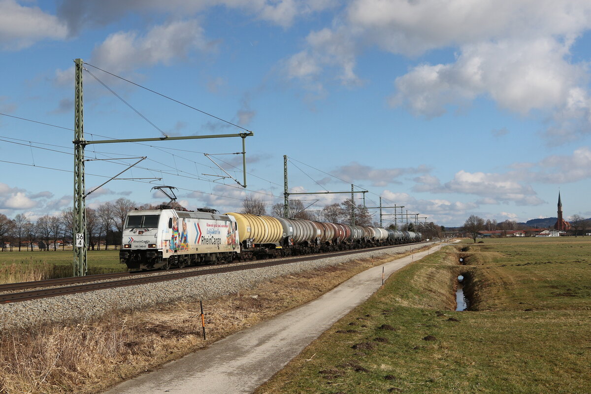 185 349  Rhein Cargo  mit einem Kesselwagenzug aus Salzburg kommend am 5. Februar 2022 bei Übersee am Chiemsee.