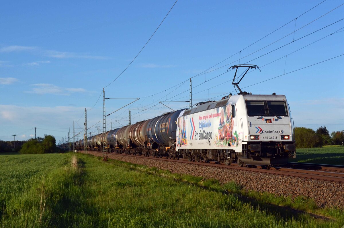 185 349 der Rheincargo führte am 16.05.21 einen Kesselwagenzug vom Tanklager Stendell kommend durch Gräfenhainichen Richtung Bitterfeld. 