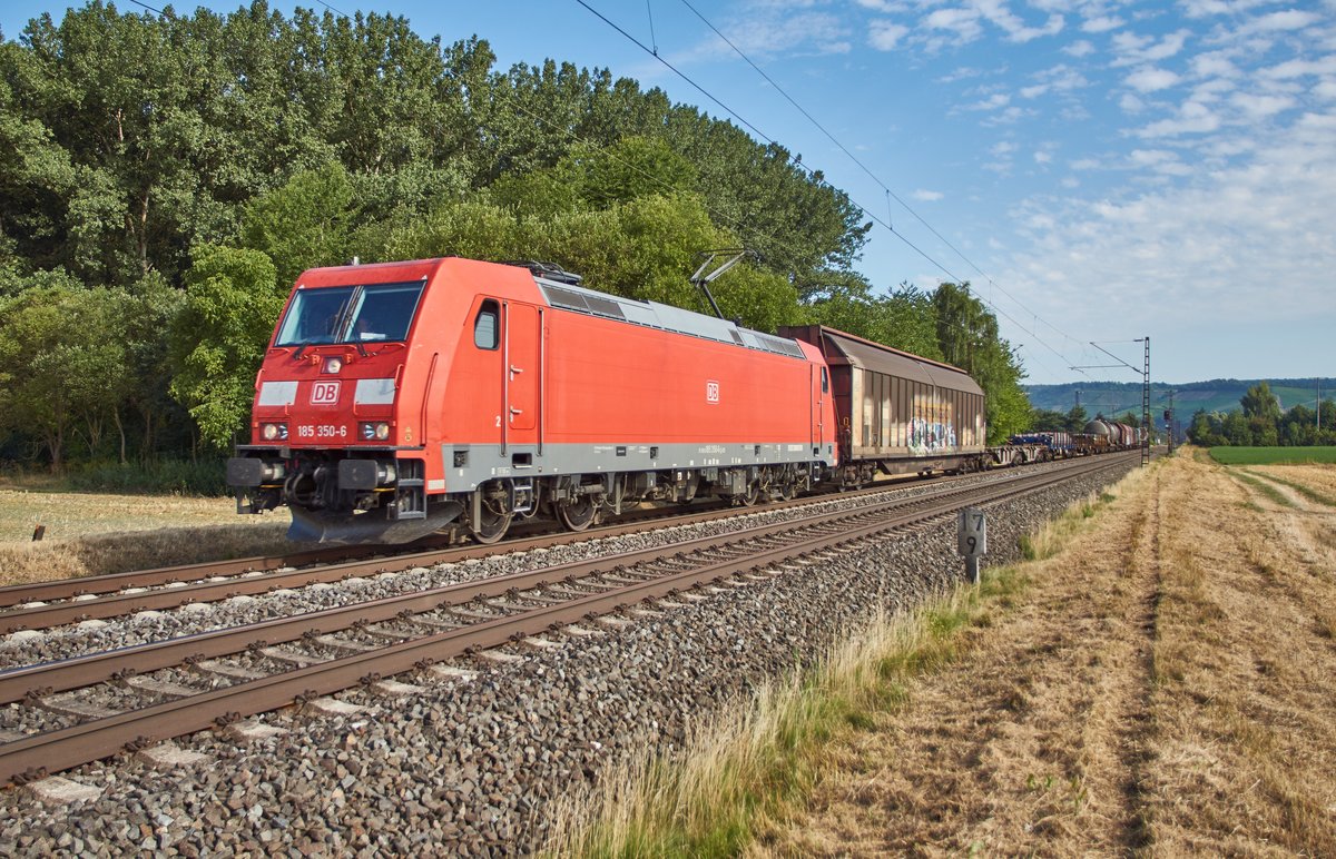 185 350-6 ist am 25.07.2018 mit einen gemischten Güterzug bei Retzbach-Zellingen unterwegs.