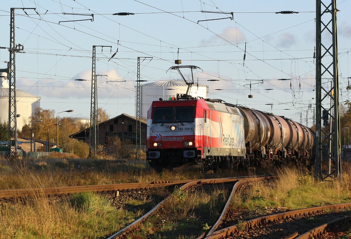 185 350-6 D-RHC | Umleiter | RheinCargo | November 2022 | Anklam | ich stehe am Anschluss Binnenhafen neben dem Gleis
