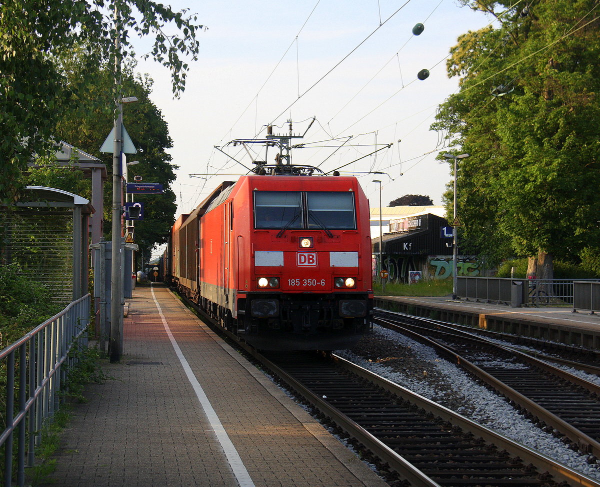 185 350-6 DB  kommt die Kohlscheider-Rampe hoch aus Richtung Neuss,Herzogenrath mit einem Auto-Logistikzug aus Braunschweig-Rbf(D) nach Ruisbroek(B) und fährt durch Kohlscheid in Richtung Richterich,Laurensberg,Aachen-West.
Aufgenommen vom Bahnsteig 2 in Kohlscheid. 
Bei Sommerwetter am Abend vom 21.6.2017.
Und das ist mein 7400tes Bahnbild bei http://WWW.Bahnbilder de.
