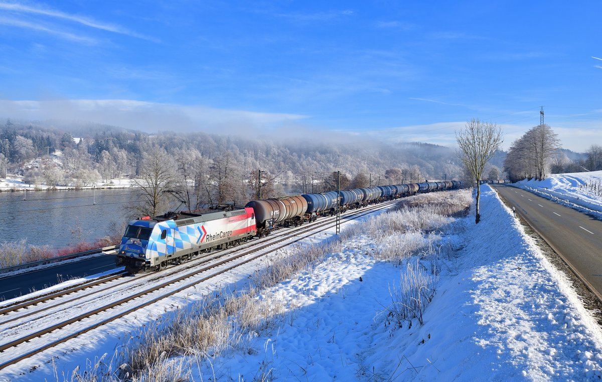 185 350 mit einem Kesselzug am 21.01.2021 bei Sandbach.