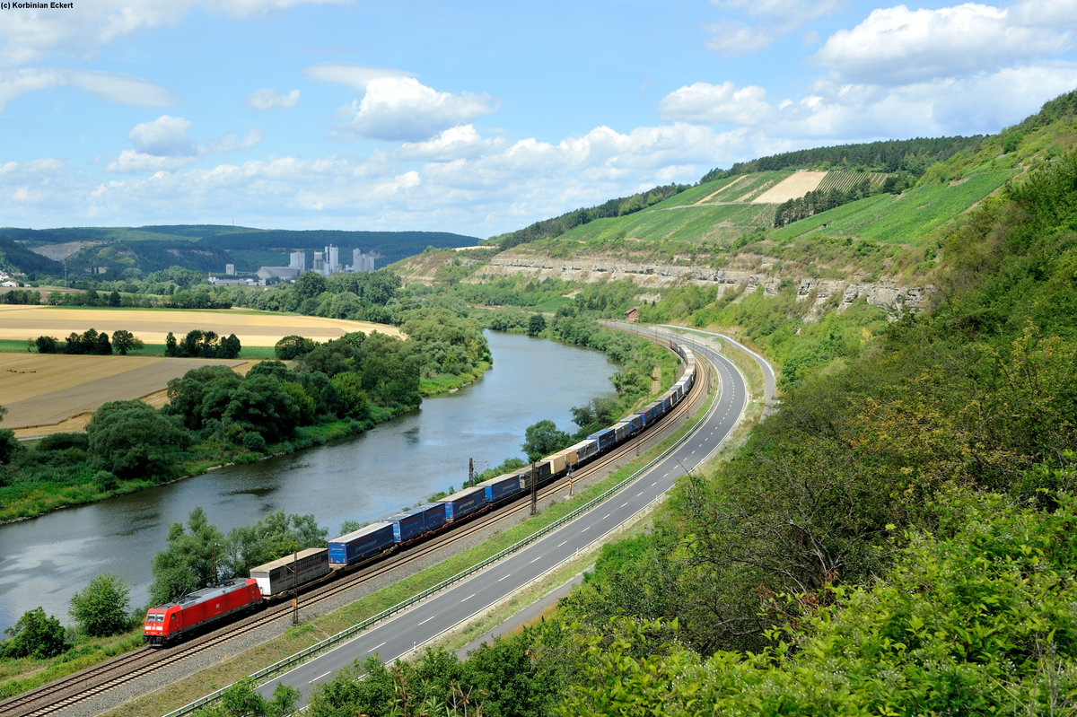 185 351-4 mit einem KLV-Sattelaufliegerzug bei Himmelstadt Richtung Würzburg, 23.07.2015