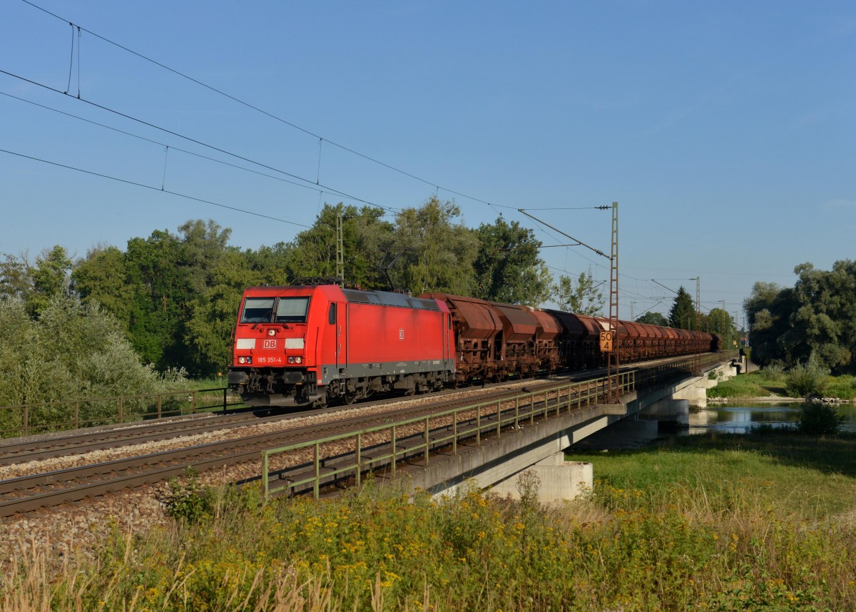 185 351 mit einem Gterzug am 17.08.2013 auf der Isarbrcke bei Plattling.