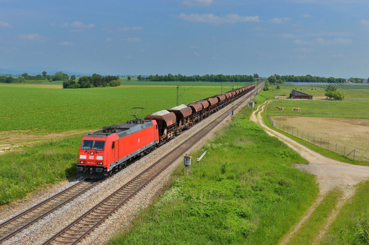 185 351 mit einem Schotterzug am 28.05.2015 bei Stephansposching. 