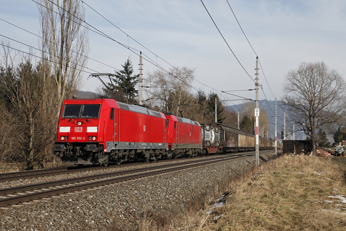 185 352 + 185 388 ziehen am 19.02.2015 den Güterzug 48930 bei Niklasdorf durchs Murtal.