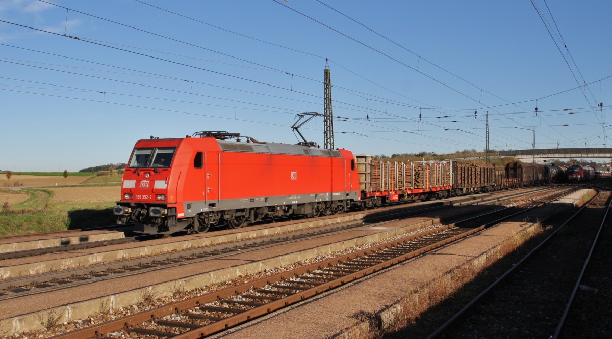 185 352-2 der DB durchfhrt am 8.11.2013 mit einem gemischten Gterzug den Bahnhof Kirchstetten, von Wien kommend Richtung St. Plten, weiter ber Passau nach Deutschland.