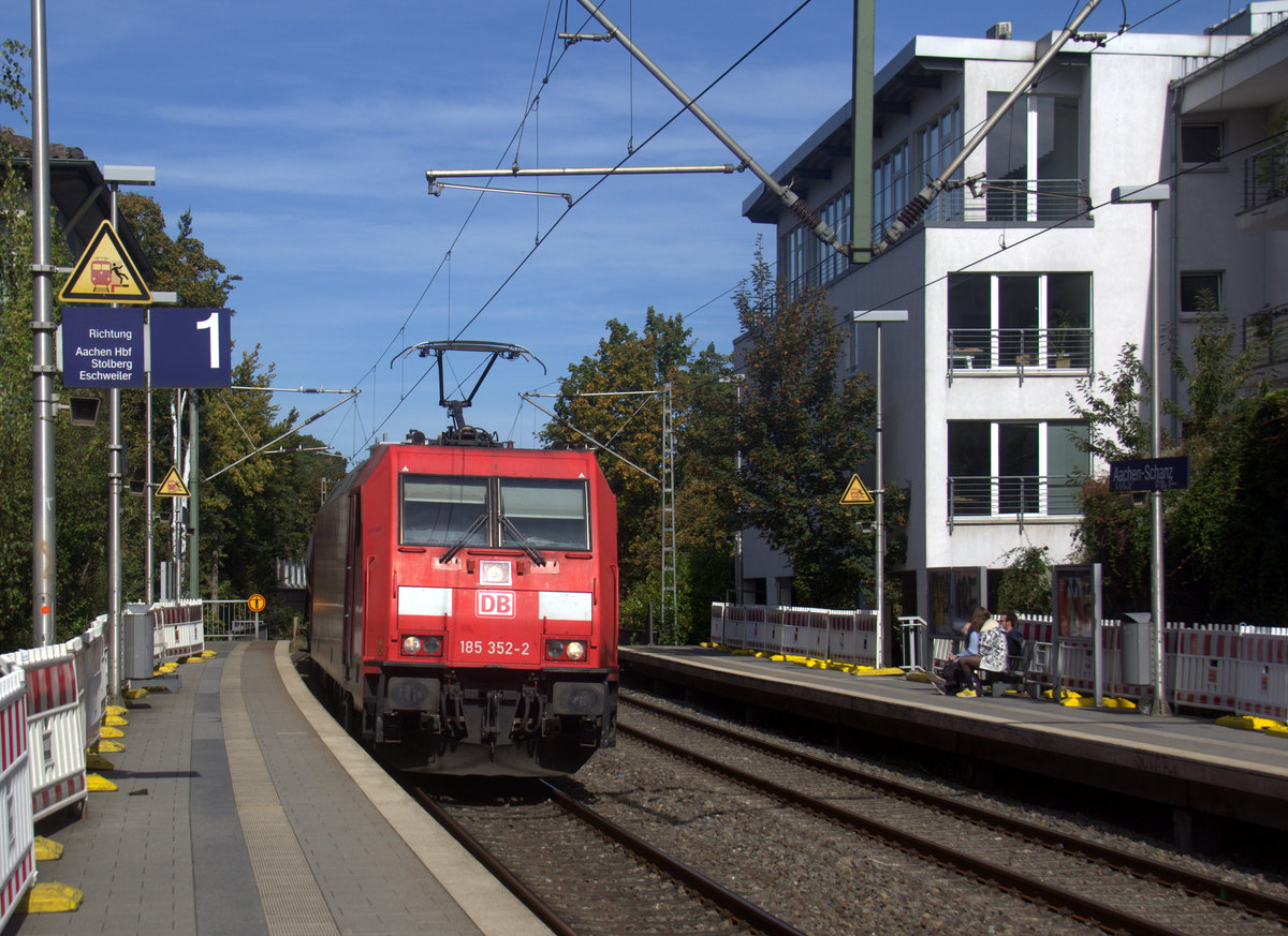 185 352-2 DB  kommt durch Aachen-Schanz mit einem Kesselzug aus Antwerpen-BASF(B) nach Ludwigshafen-BASF(D) und kommt aus Richtung Aachen-West und fährt in Richtung Aachen-Hbf,Aachen-Rothe-Erde,Stolberg-Hbf(Rheinland)Eschweiler-Hbf,Langerwehe,Düren,Merzenich,Buir,Horrem,Kerpen-Köln-Ehrenfeld,Köln-West,Köln-Süd. Aufgenommen vom Bahnsteig von Aachen-Schanz. 
Bei Sommerwetter am Mittag vom 20.9.2019.