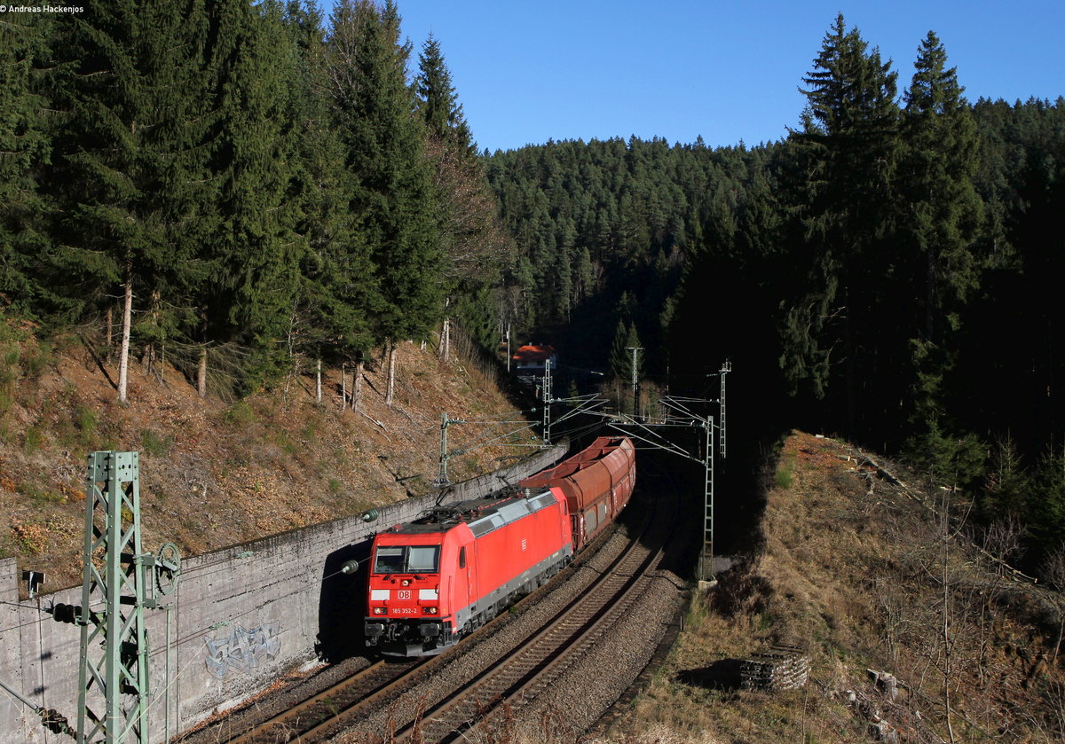185 352-2 mit dem GM 62585 (Singen(Htw)-OBerhausen West Orm) bei Nußbach 29.11.16