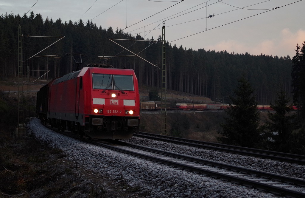 185 352 DB Schenker mit gemischten Güterzug am 31.12.2013 bei Steinbach am Wald gen Kronach. 