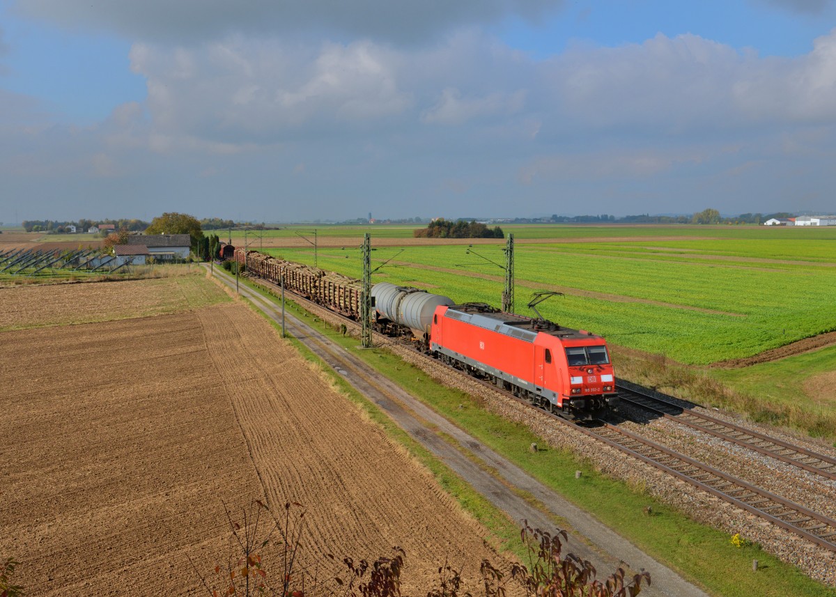 185 352 mit einem Güterzug am 17.10.2015 bei Stephansposching. 