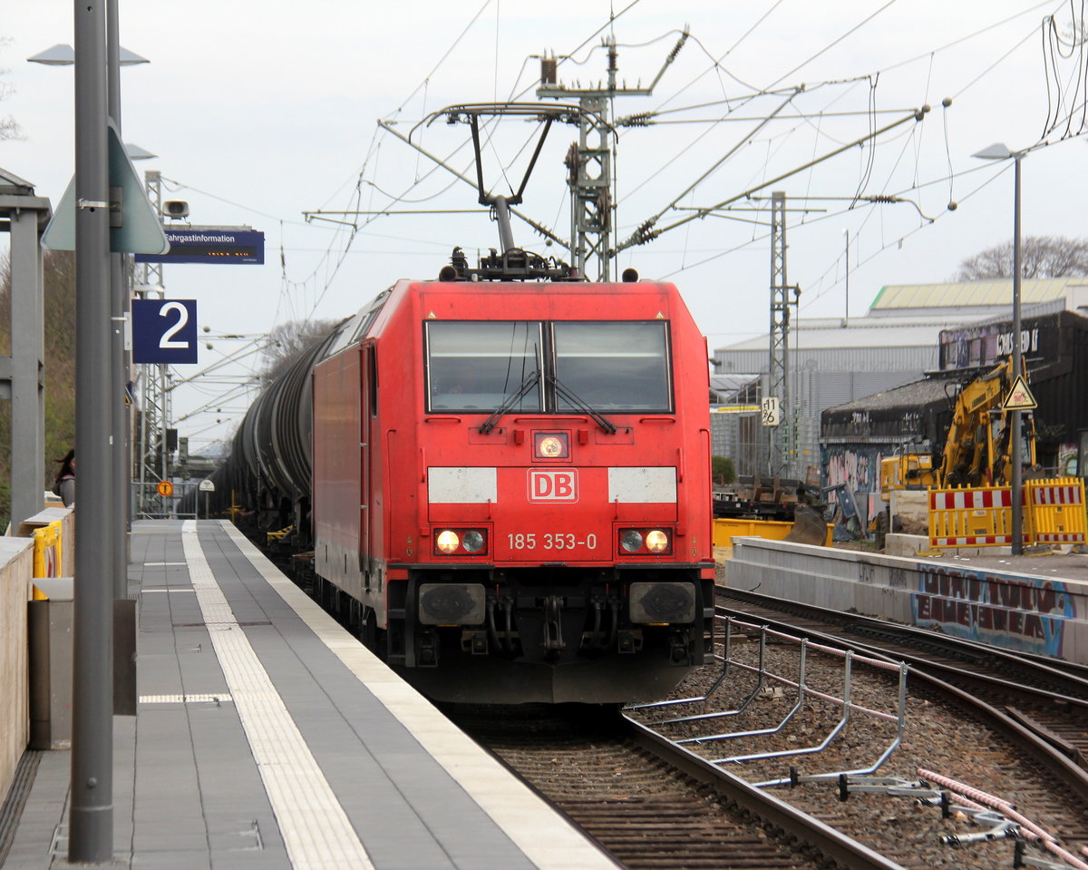 185 353-0 DB kommt als Umleiter mit einem sehr langen Ölleerzug aus Basel-SBB(CH) nach Antwerpen-Petrol(B) durch Kohlscheid aus Richtung Herzogenrath und fährt die Kohlscheider-Rampe hoch nach Aachen-West.
Aufgenommen von Bahnsteig 2 in Kohlscheid.
Bei schönem Frühlingswetter am Vormittag vom 6.4.2019.