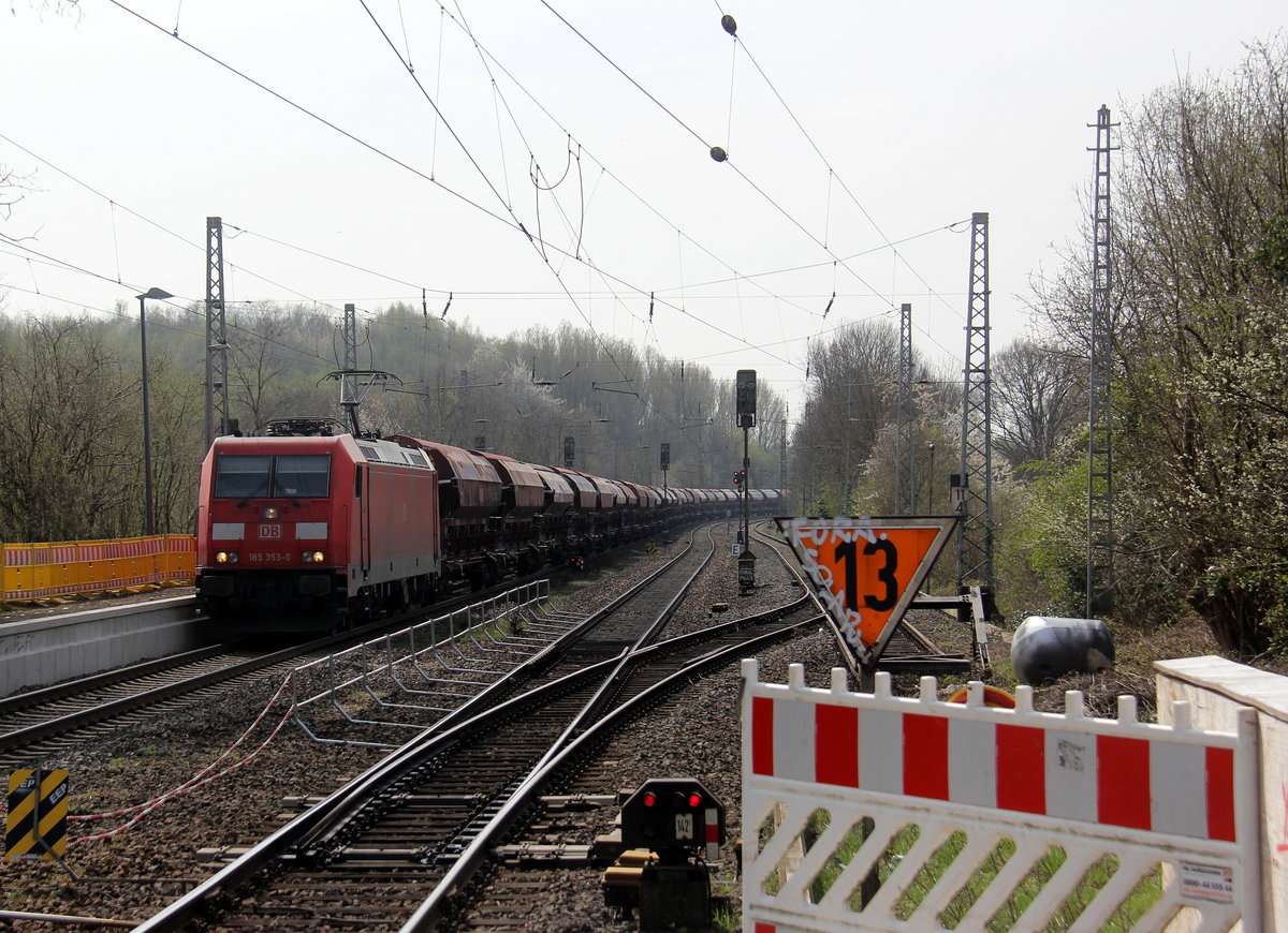 185 353-0 DB kommt als Umleiter aus Richtung Aachen-West,Laurensberg,Richterich mit einem langen Kohlenzug aus Gent-Zeehaven(B) nach Garching(D) und fährt durch Kohlscheid und fährt in Richtung Herzogenrath,Mönchengladach. 
Aufgenommen von Bahnsteig 2 in Kohlscheid. 
Bei schönem Frühlingswetter am Mittag vom 6.4.2019.