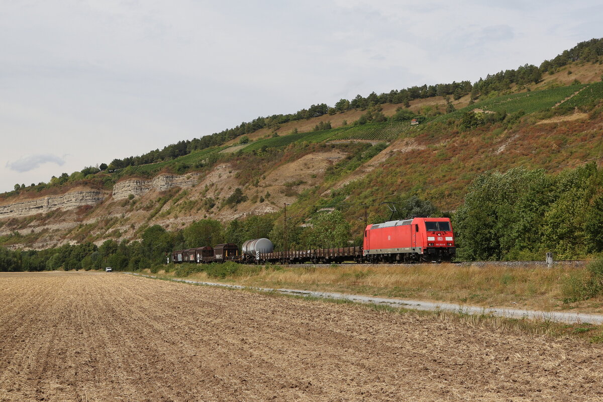 185 353 mit einem gemischten Güterzug am 5. August 2022 bei Thüngersheim im Maintal.