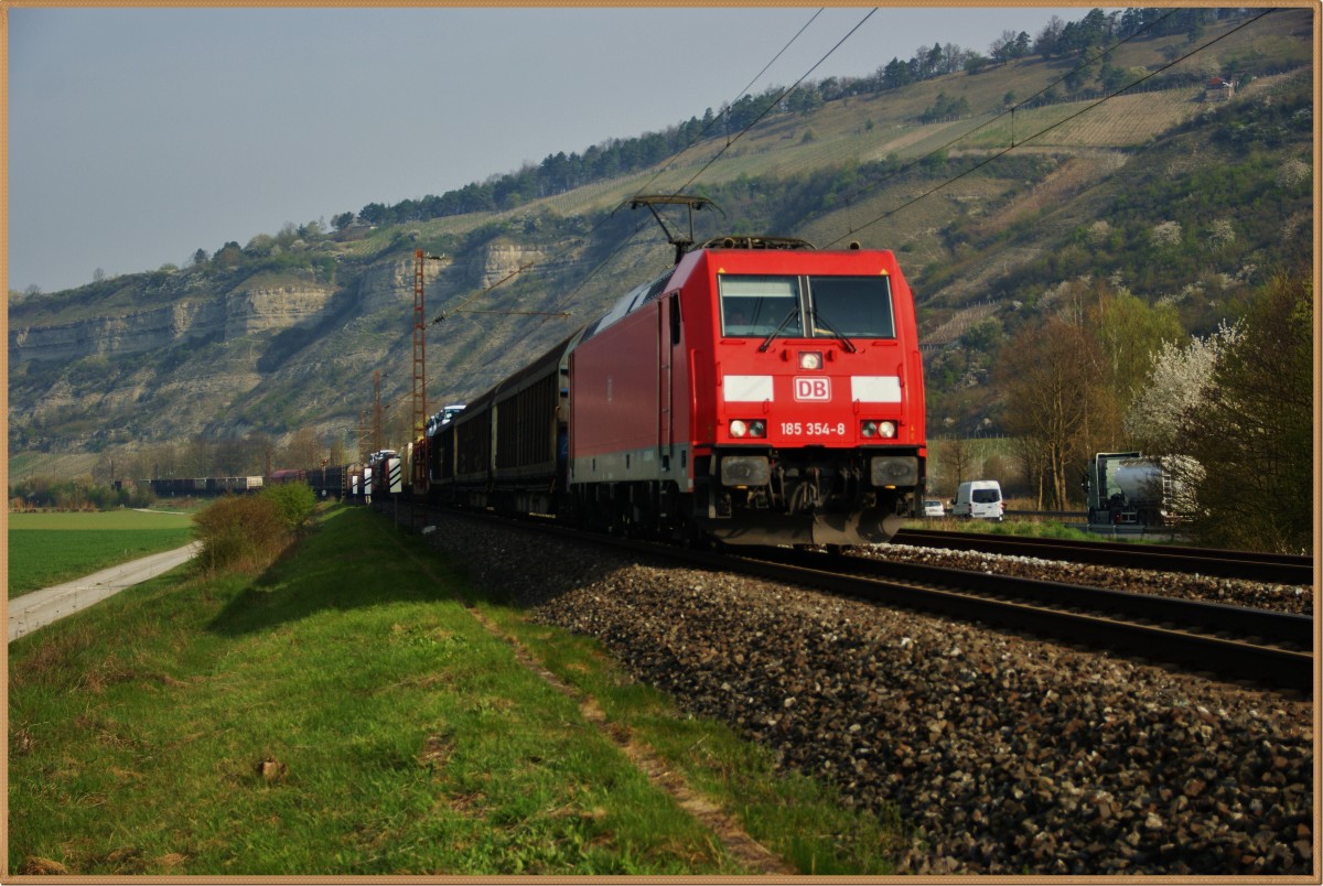 185 354-8 am 01.04.14 mit einen gemischten Güterzug bei Thüngersheim.