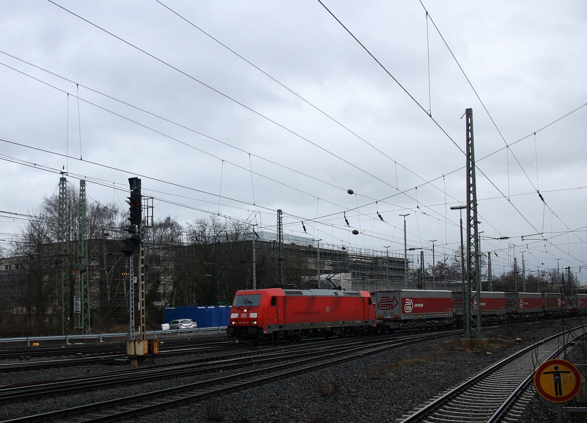 185 354-8 DB kommt aus Richtung Köln,Aachen-Hbf,Aachen-Schanz mit einem langen Containerzug aus Verona(I) nach Genk(B) und fährt in Aachen-West ein. Aufgenommen vom Bahnsteig in Aachen-West. 
Bei Regenwolken am Kalten Nachmittag vom 25.2.2015.