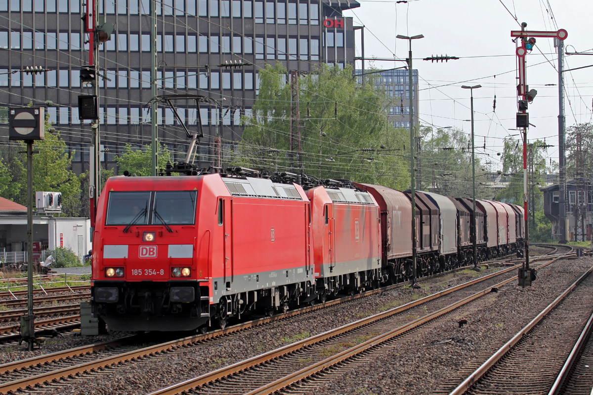 185 354-8 mit 185 024-7 in Düsseldorf-Rath 12.4.2014
