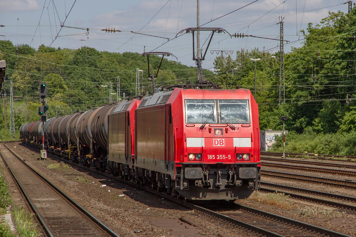 185 355-5 und 185 376-1 ziehen einen schweren Kesselzug in Köln West, am 14.05.2019.
