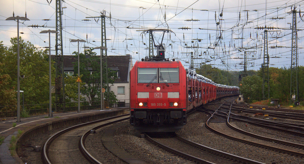 185 355-5 DB kommt als Umleiter mit einem Audi-VW-Zug aus Osnabrück nach Kortenberg-Goederen(B) und kommt aus Köln-Nippes,Köln-Ehrenfeld,Kerpen,Horrem,Buir,Merzenich,Düren,Langerwehe,Eschweiler-Hbf,Stolberg-Hbf(Rheinland)Aachen-Eilendorf,Aachen-Rothe-Erde und fährt durch Aachen-Hbf in Richtung Aachen-Schanz,Aachen-West.
Aufgenommen vom Bahnsteig 2 vom Aachen-Hbf.
Am Abend vom 9.8.2018.