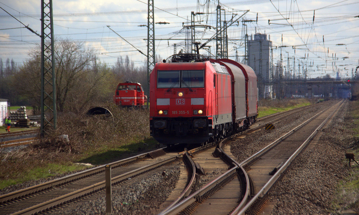 185 355-5 DB verlässt den Güterbahnhof von Nievenheim mit einem Aluzug aus Nievenheim nach Göttingen und fährt in Richtung Neuss-Allerheiligen,Neuss-Norf,Neuss-Süd.
Aufgenommen vom Bahnsteig 2 in Nievenheim.
Bei Sonnenschein am Nachmittag vom 31.3.2018.