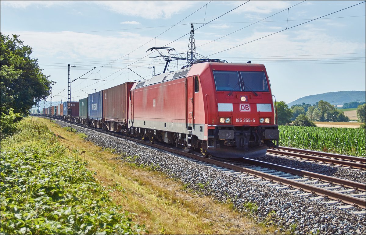 185 355-5 ist mit einen Containerzug bei Harrbach am 05.07.2017 unterwegs.