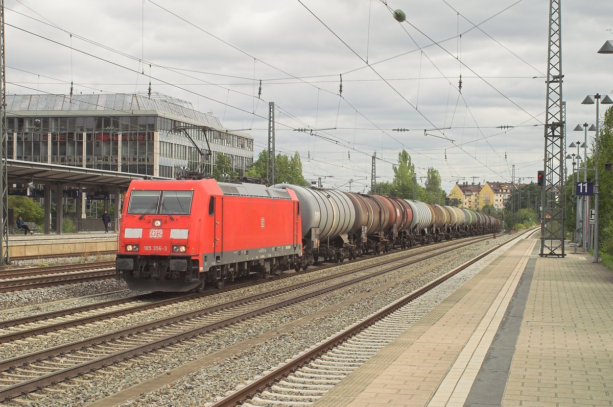 185 356-3 kommt mit einem langem Kesselzug durch Munchen Heimeranplatz. 7 September 2015