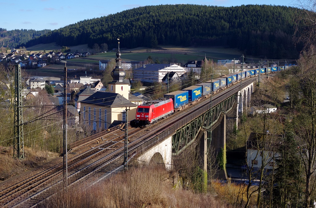 185 356 DB Schenker mit KT 42146 am 23.02.2014 in Ludwigsstadt auf der Trogenbachbrücke Richtung Probstzella. 