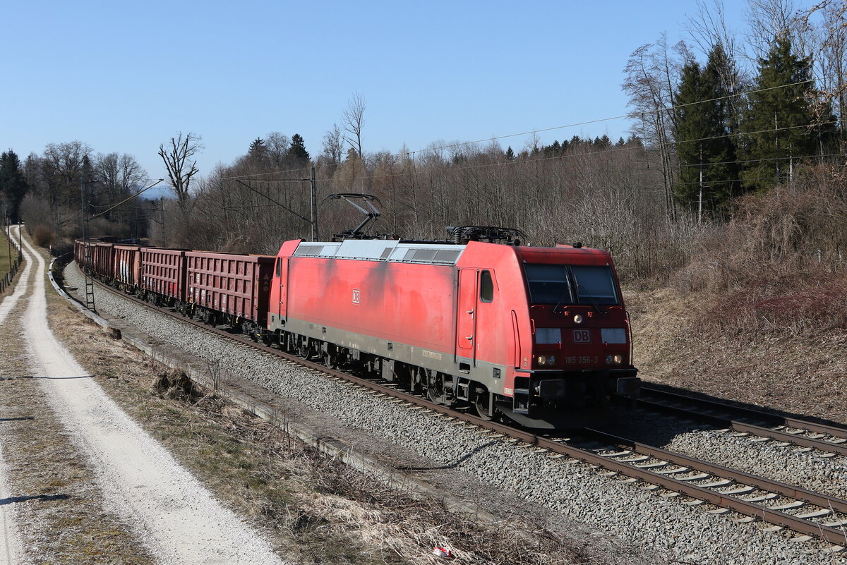 185 356 mit einem Stahlzug auf dem Weg nach Freilassing am 3. März 2022 bei Grabenstätt im Chiemgau.