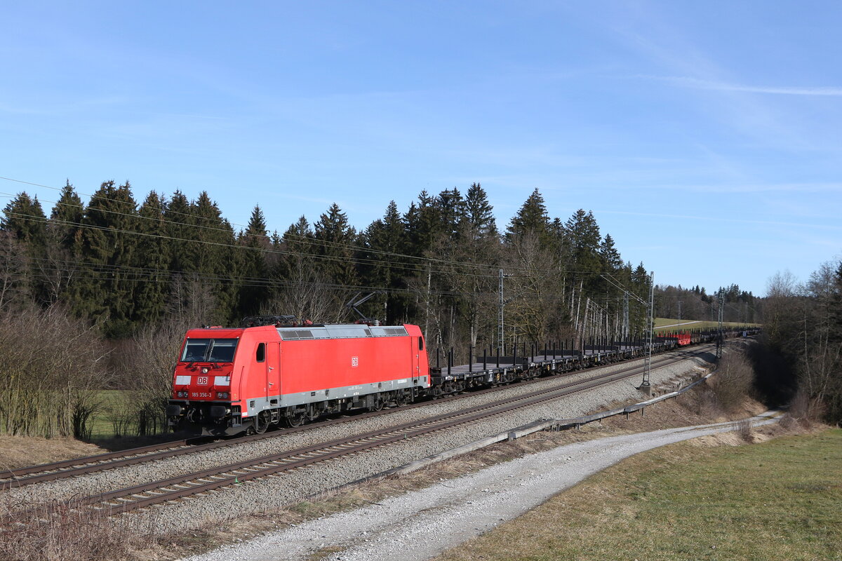 185 356 mit einem Stahlzug aus Freilassing kommend am 21. Februar 2023 bei Sossau im Chiemgau.