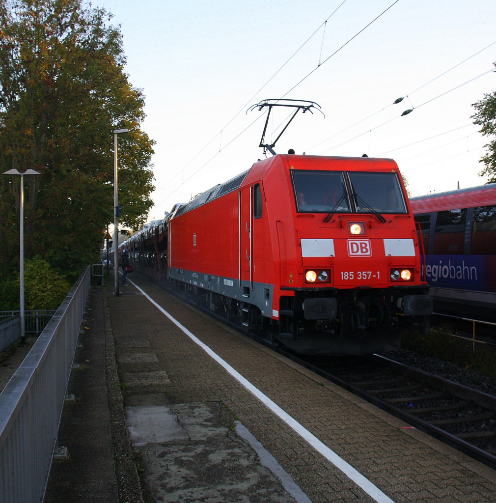 185 357-1 DB  kommt die Kohlscheider-Rampe hoch aus Richtung Neuss,Herzogenrath mit einem langen Audi-VW-Zug aus Osnabrück nach Kortenberg-Goederen(B) und fährt durch Kohlscheid und fährt in Richtung Richterich,Laurensberg,Aachen-West.
Bei schönem Herbstwetter am Morgen vom 23.10.2015.