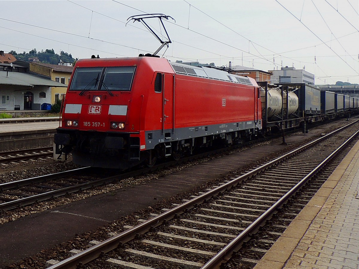 185 357-1 durchfährt mit einem fast aus WALTER-Auflieger beladenen Güterzug Passau-Hbf in Richtung Plattling; 130629
