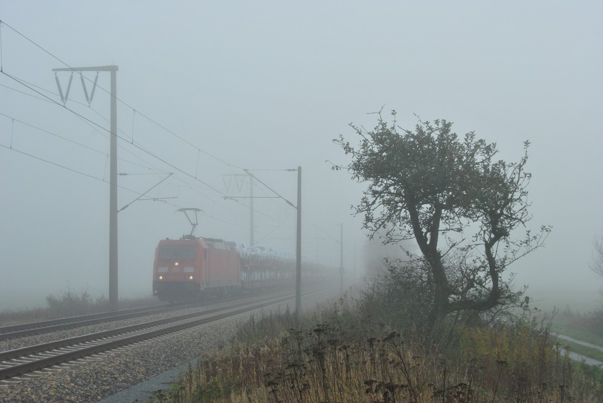 185 357-1 fuhr am 15.11.2013 mit einem Güterzug von Osnbarück nach Emden, hier bei Veenhusen.
