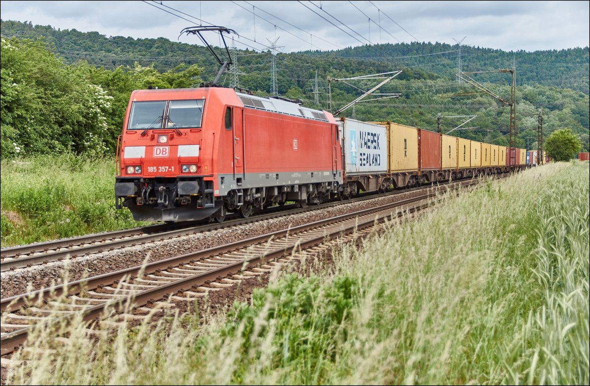 185 357-1 ist mit einen Containerzug bei Reilos am 08.06.2017 unterwegs.