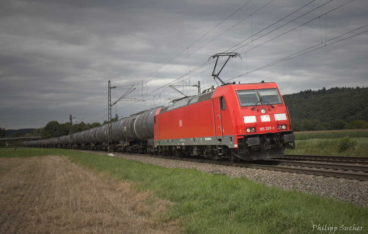 185 357 mit einem Kesselwagenzug am 20.08.2014 bei Kollmarsreute.