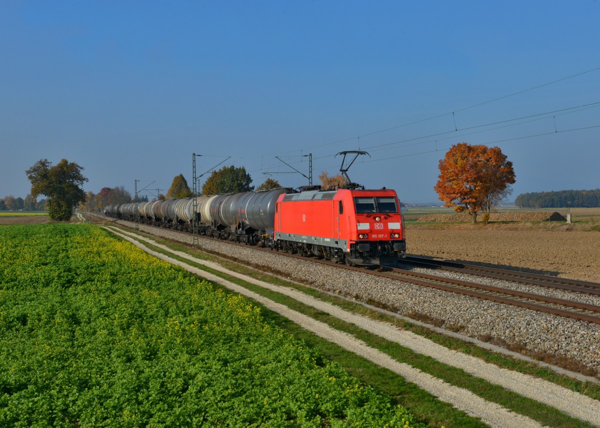 185 357 mit einem Kesselzug am 27.10.2015 bei Langenisarhofen.