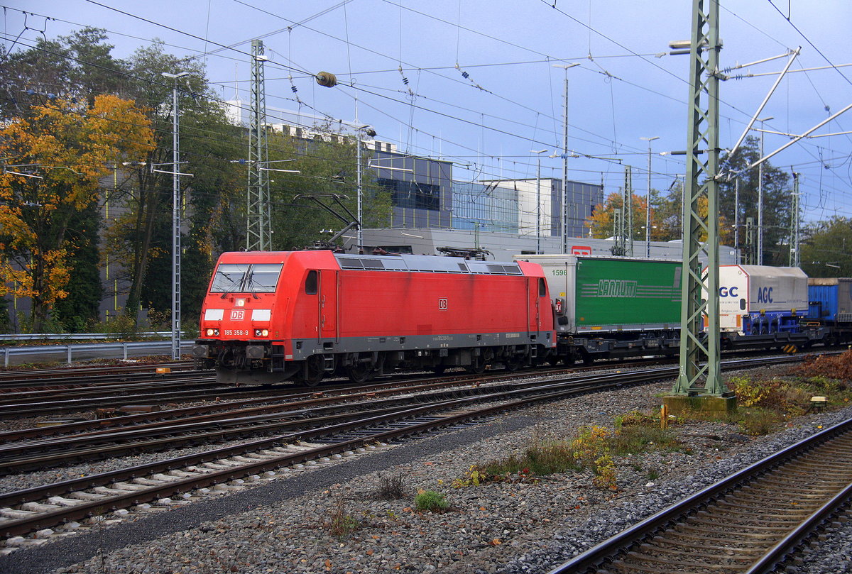 185 358-9 DB kommt aus Richtung Köln,Aachen-Hbf,Aachen-Schanz mit einem  KLV-(Lanutti)Zug aus Torino-Orbassano(I) nach Charleroi-Dry-Port(B) und fährt in Aachen-West ein. 
Aufgenommen vom Bahnsteig in Aachen-West. 
Bei Regenwolken am Nachmittag vom 12.11.2017.