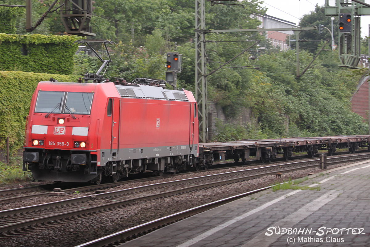185 358-9 durchfhrt mit einigen leeren Containerwagen Hamburg Harburg, aufgenommen am 19.08.2013