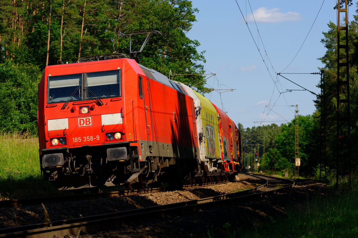 185 358 mit einem gemischten Güterzug bei Mimberg Richtung Nürnberg Rbf, 23.06.2020
