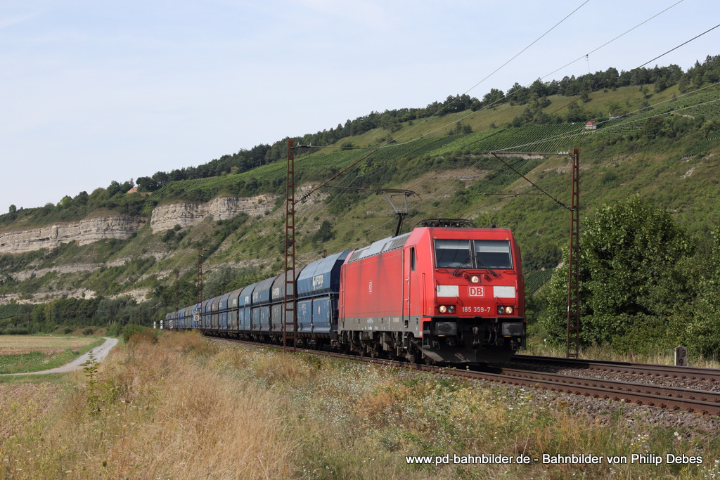 185 359-7 (DB) fhrt am 15. August 2013 um 16:09 Uhr mit einem Gterzug durch Thngersheim