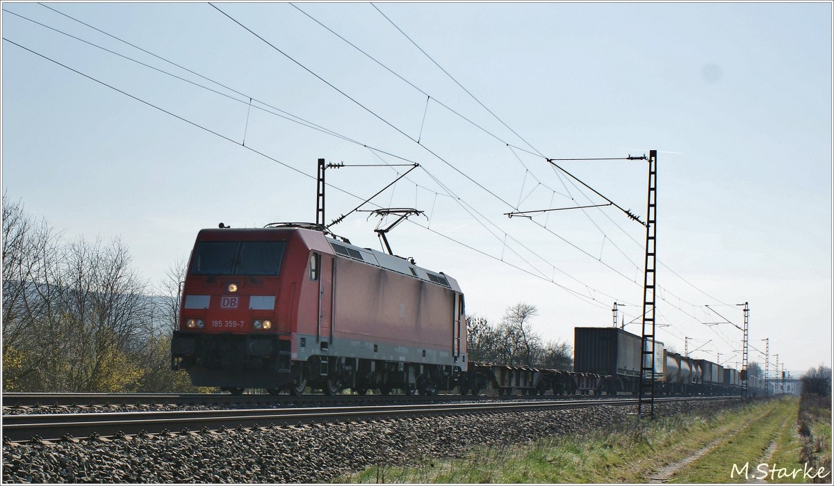 185 359-7 mit einen Container u.Aufliegerzug bei Thüngersheim am 11.03.14.